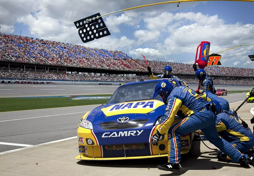 pit-crew-554352_1920.webp