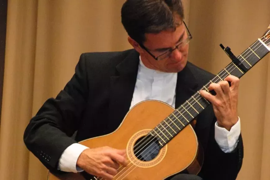 classicalguitaristpeterfletcher-720x480-nov2025.webp