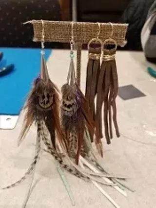 Image: DIY-Feather & Leather Earrings