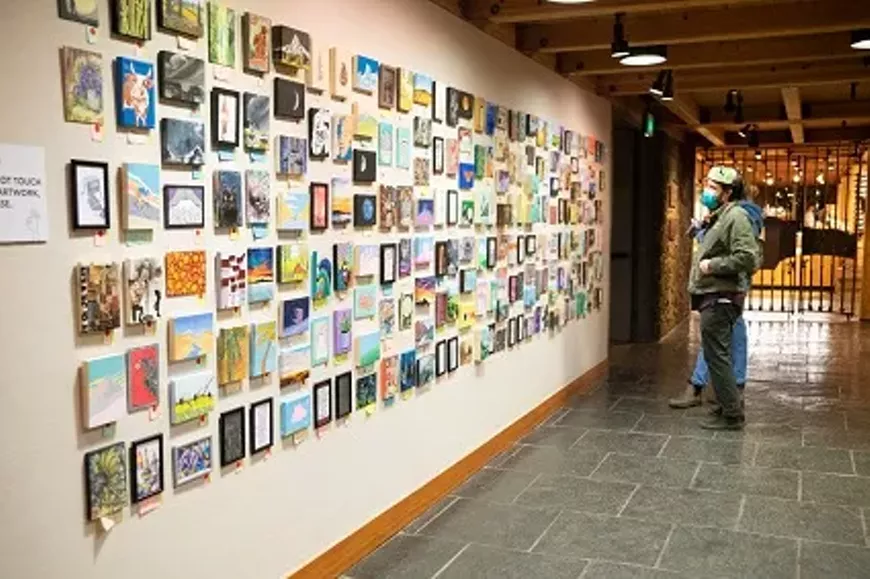 20-dollar-art-show-and-visitor-425x283.webp
