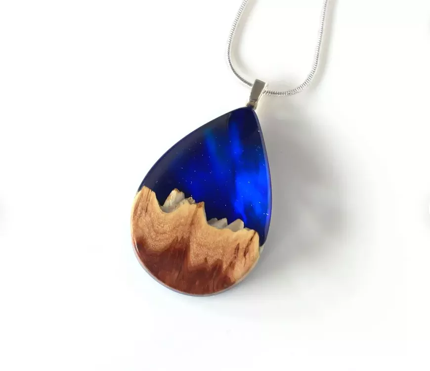 resin-jewelry.webp