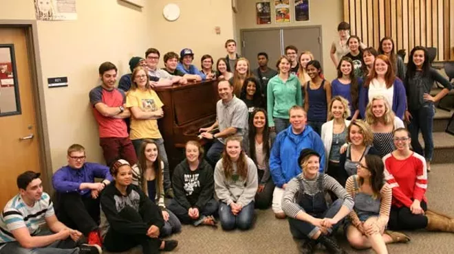 Image: Know Celebrate - Sisters High School Jazz Choir Caroling