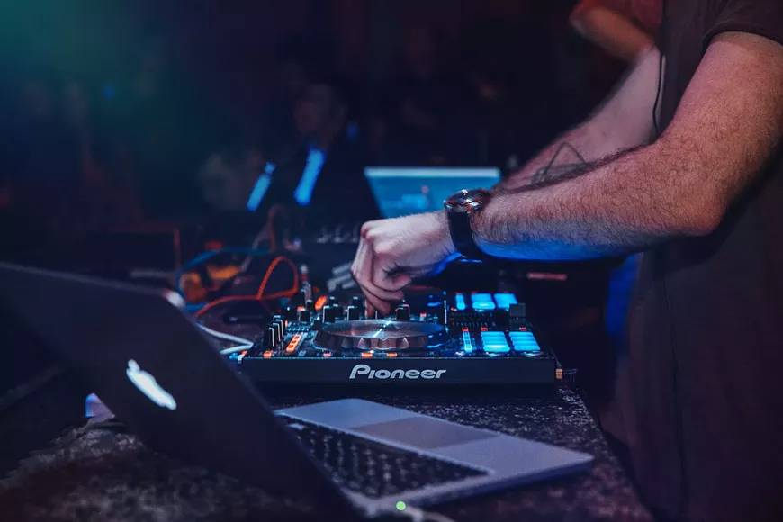 pexels-photo-844928.webp