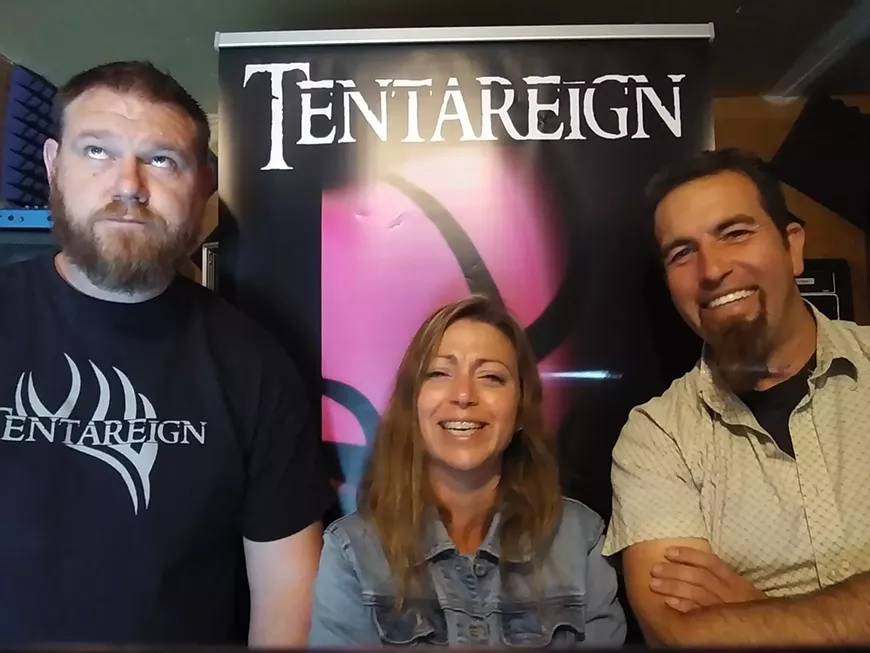 Tentareign alive in rare acoustic and electric show.